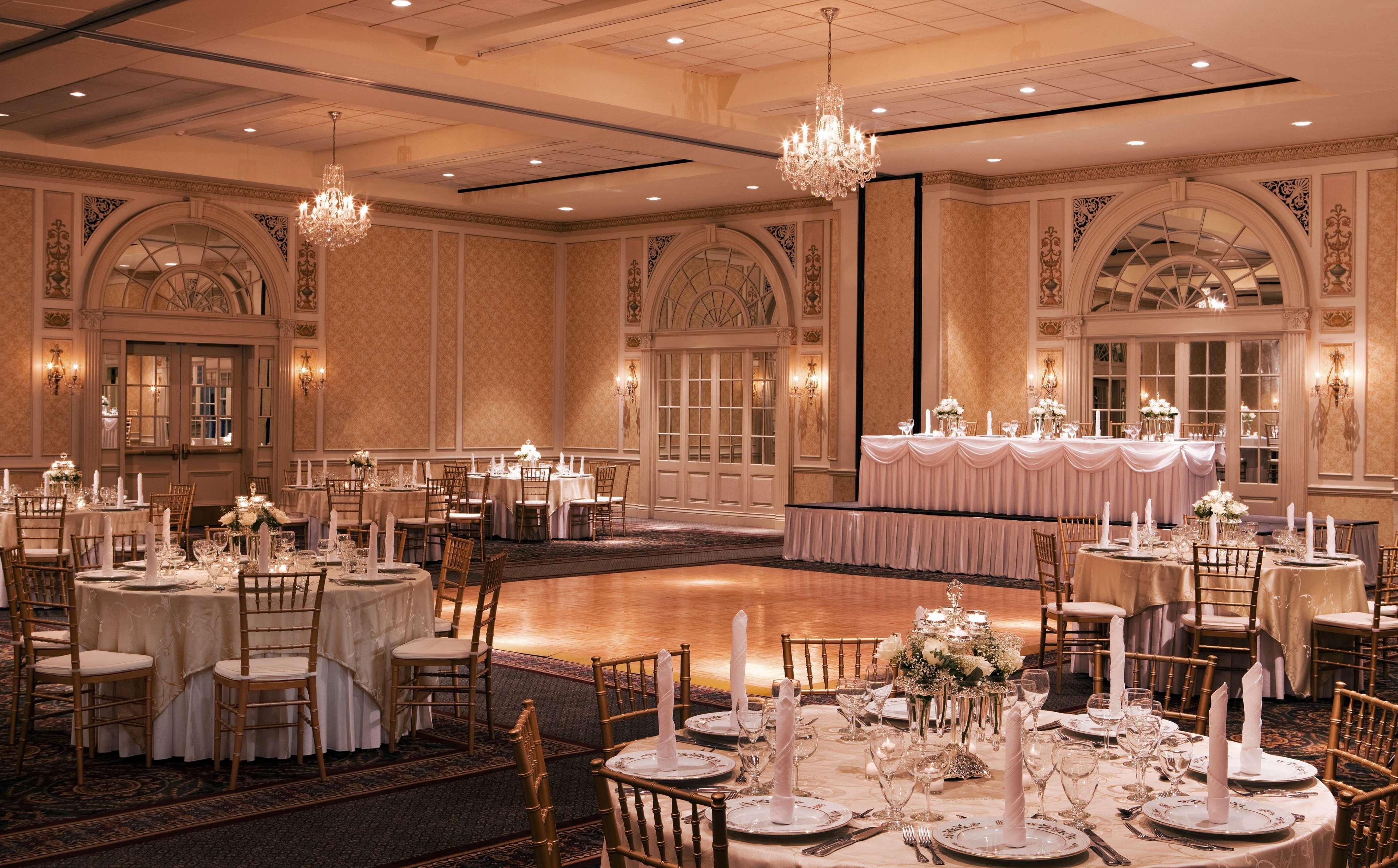 Hotel Roanoke & Conference Center, Curio Collection By Hilton Restoran gambar